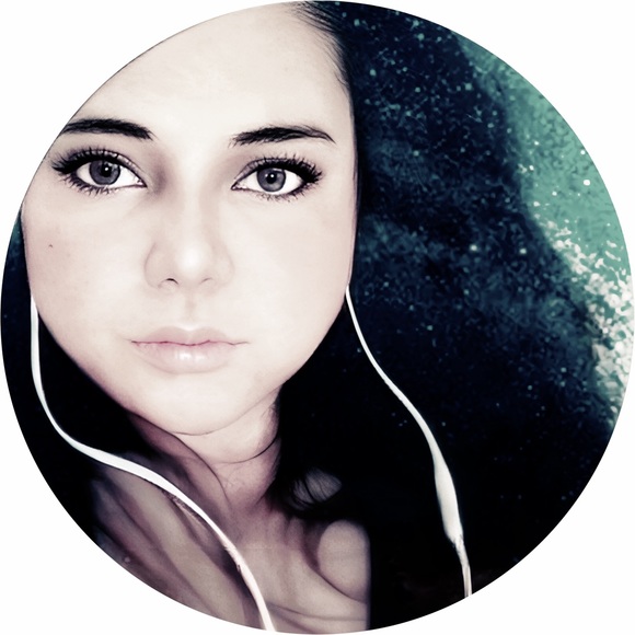 Meet your Posher, Maria Celeste. - Picture 4 of 8